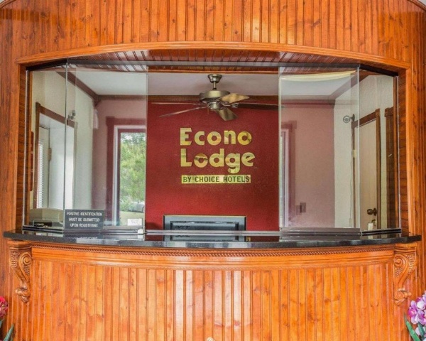 Econo Lodge Fort Jackson image 13