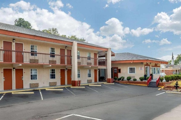 Econo Lodge Fort Jackson image 16