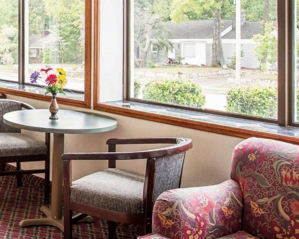 Econo Lodge Fort Jackson image 7